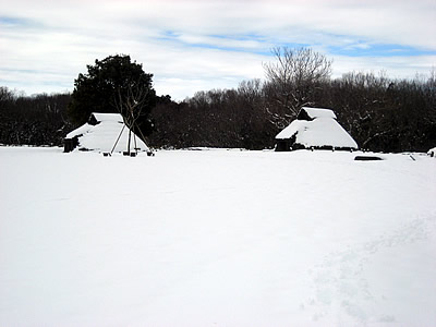 冬の竪穴住居